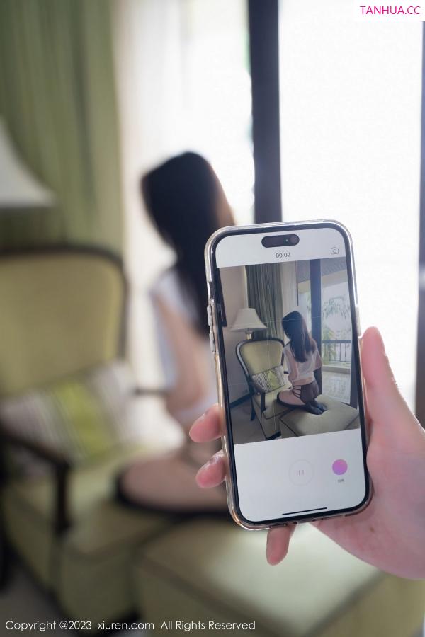 葛征 哈尼宝宝 [XiuRen]高清写真图 2023.08.23 No.7270 summer宝宝 白领美腿第44张图片